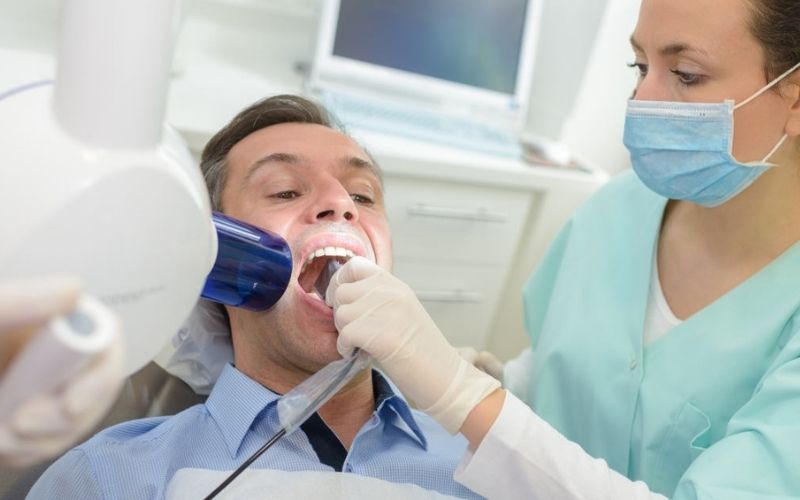 Nên lựa chọn các phòng khám chuyên khoa tại các bệnh viện lớn để khám và điều trị răng sâu