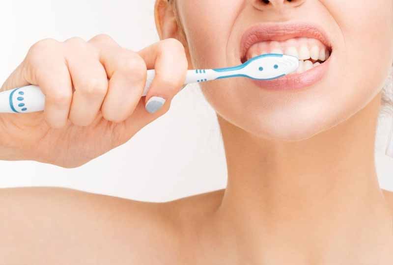 Chải răng sai cách cũng có thể gây ra tình trạng ê buốt hàm râng