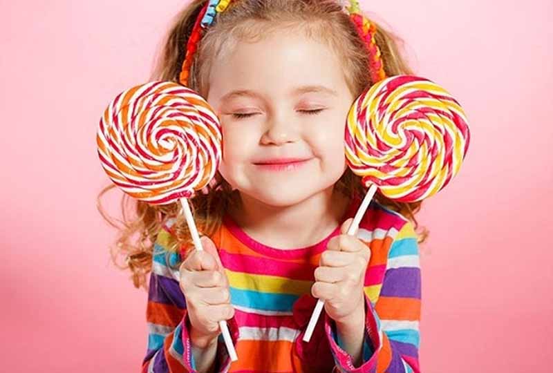 Trẻ ăn nhiều đồ ngọt, thức ăn nhanh dễ làm răng bị sâu hỏng