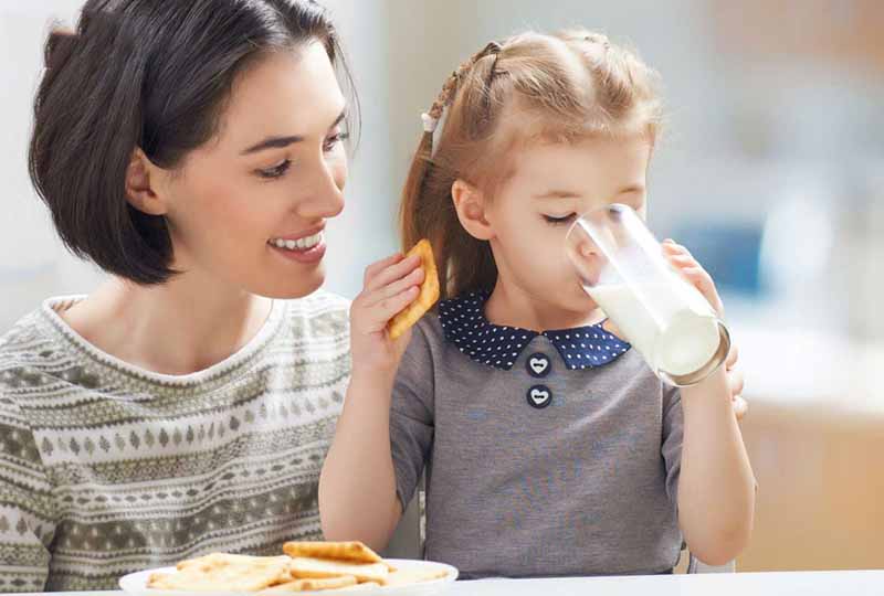 Ăn sữa vào ban đêm cũng là một trong những nguyên nhân gây sâu răng trẻ em