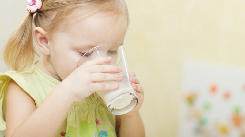 Uống đủ lượng sữa theo độ tuổi, tháng tuổi của trẻ là một cách bổ sung canxi hiệu quả