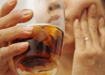 Ngâm rượu cau chữa bệnh răng miệng