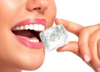 Đau răng khi uống nước lạnh là hiện tượng phổ biến của người có răng nhạy cảm