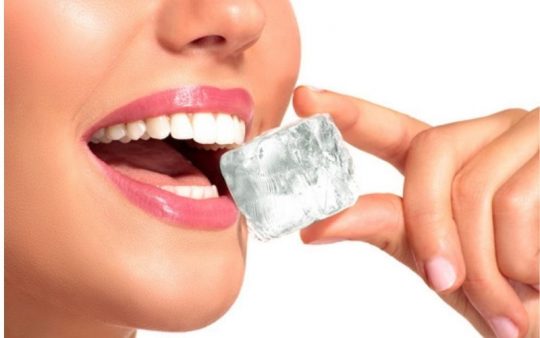 Đau răng khi uống nước lạnh là hiện tượng phổ biến của người có răng nhạy cảm