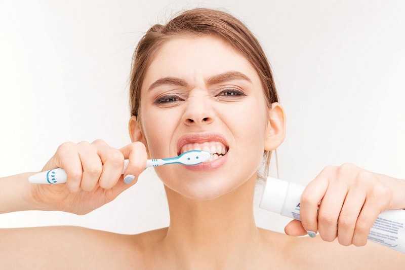 Việc chải răng quá mạnh sẽ khiến răng bị hỏng, mòn men răng
