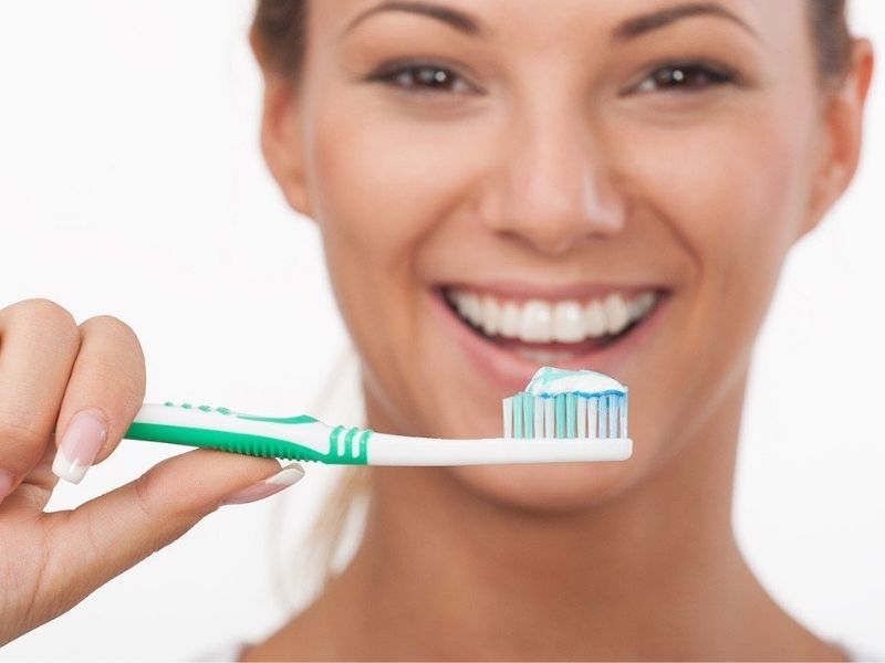 Chải răng đúng cách sau khi trồng răng sẽ tránh cho bạn bị tổn thương nướu