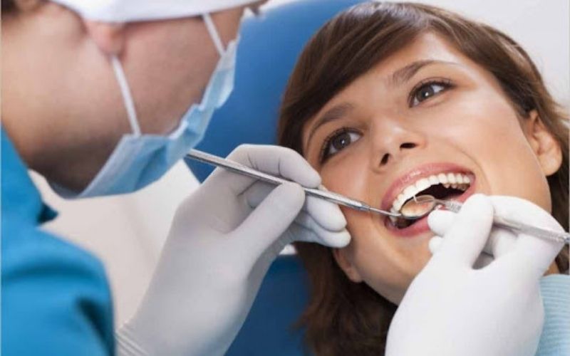Trước khi trồng răng giả cố định bác sĩ nha khoa sẽ thực hiện thăm khám chi tiết 