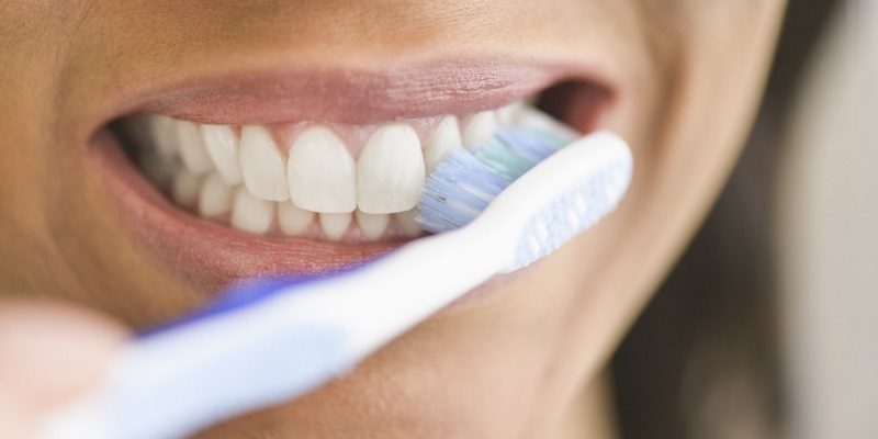Người mới trồng răng cửa nên vệ sinh răng miệng mỗi ngày cẩn thận