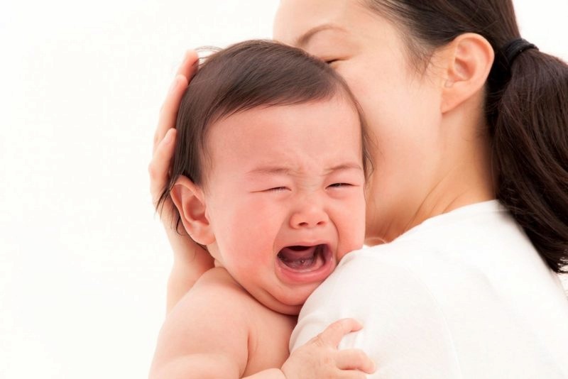 Trẻ đau nhức và quấy khóc nhiều mẹ nên tham khảo cho con sử dụng các loại thuốc bôi giảm đau