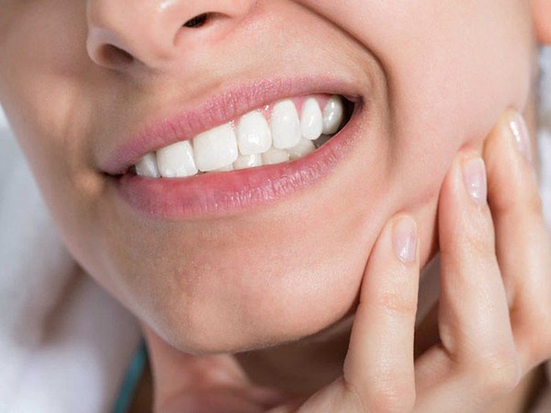 Đau nhức là dấu hiệu dễ nhận biết nhất khi mọc răng khôn 