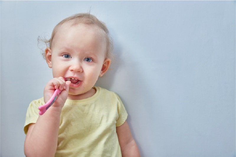Trong thời gian bé mọc răng bố mẹ cần theo dõi răng miệng con thường xuyên