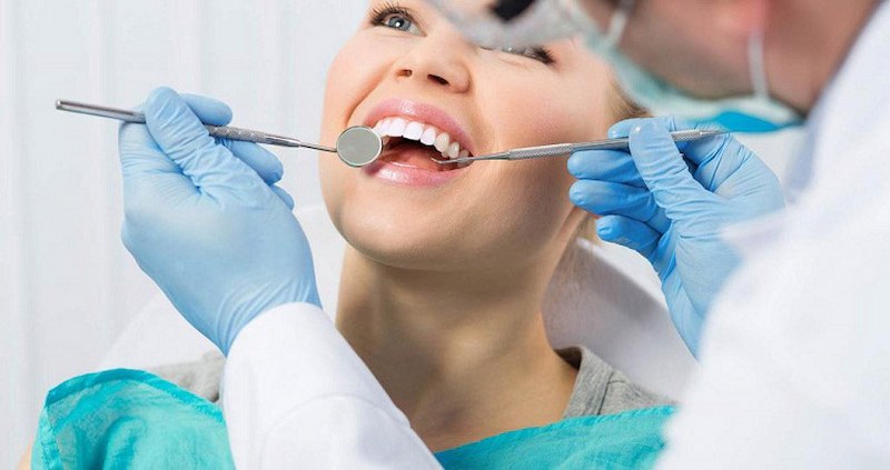 Beejh nhân nên đến nha khoa thăm khám và điều trị để nhanh chóng loại bỏ cơn đau răng