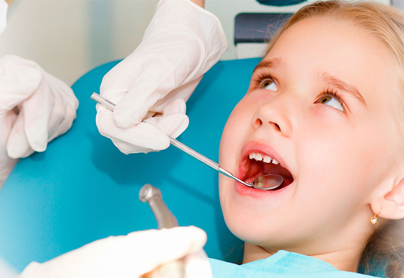 Nên đưa trẻ đi khám nha khoa định kỳ trong suốt quá trình mọc răng và thay răng