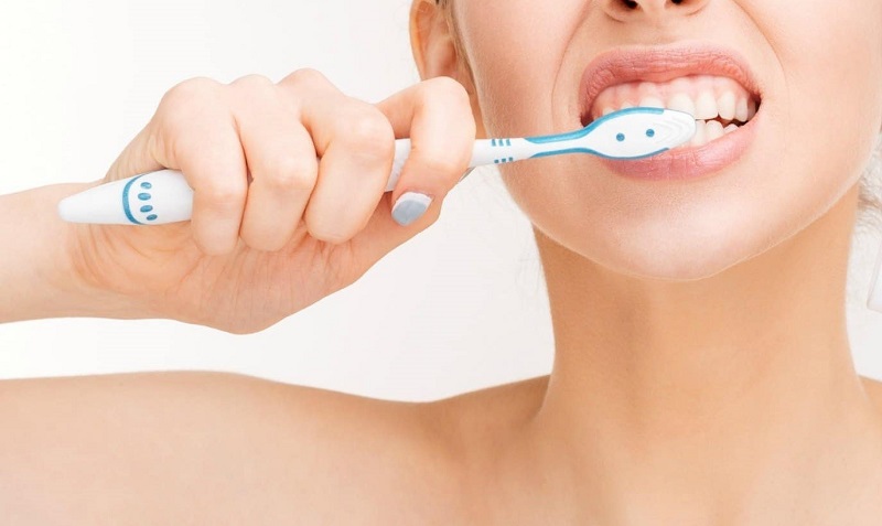 Vệ sinh răng miệng phức tạp khi răng bị hô