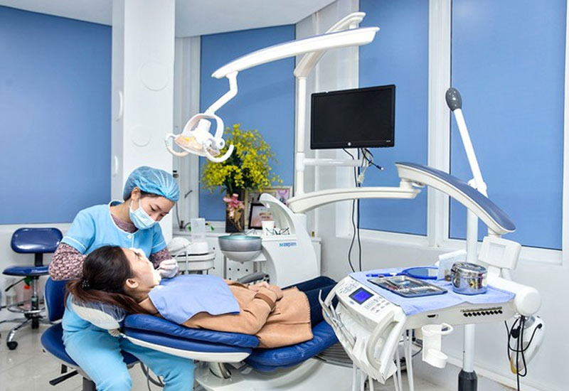 Hình ảnh bác sĩ đang tiến hành bọc răng sứ cho bệnh nhân