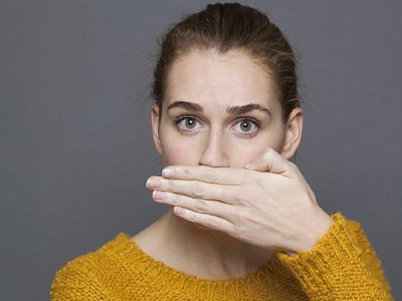 Hơi thở thường xuyên có mùi là một biến chứng điển hình của việc hở răng sứ