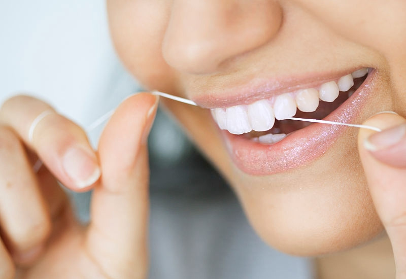 Sau khi bọc răng sứ, cần chú ý vệ sinh răng miệng đều đặn