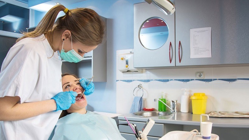Thăm khám nha sĩ giúp phát hiện các bệnh lý răng miệng kịp thời