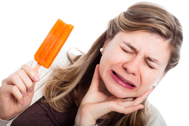Răng mài mòn nên sẽ gặp cảm giác bị ê buốt khi ăn những đồ lạnh hoặc nóng
