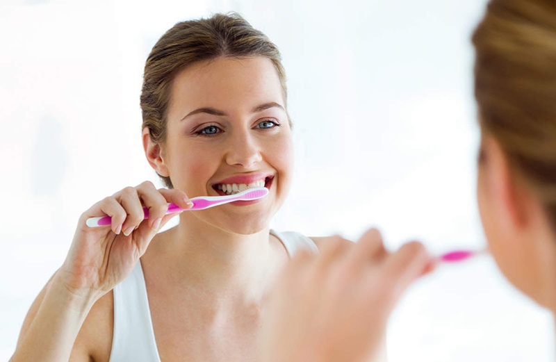 Đánh răng ít nhất 2 lần mỗi ngày với bàn chải lông mềm