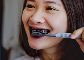 Tẩy Trắng Răng Bằng Than Hoạt Tính Là Gì? 4 Cách Thực Hiện Tốt Nhất