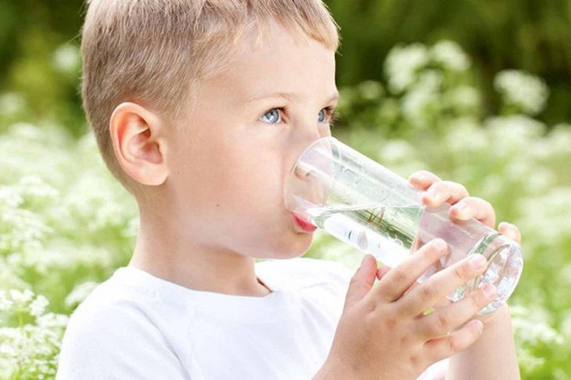 Cần uống nước sau 3 tiếng kể từ khi bắt đầu ngậm thuốc tẩy trắng răng