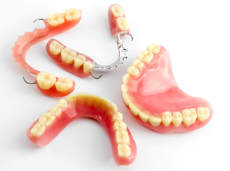Sử dụng hàm tháo lắp là phương pháp phục hình răng mất rẻ nhất hiện nay