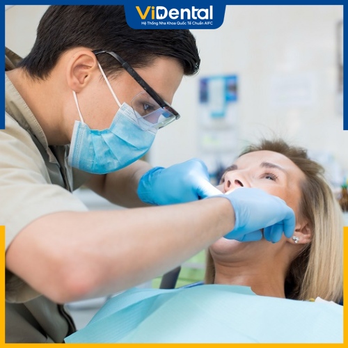 Liên hệ với nha sĩ để khắc phục hậu quả bọc răng sứ 