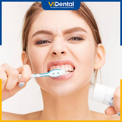 Việc chải răng quá mạnh cũng có thể dẫn đến tình trạng sưng nướu