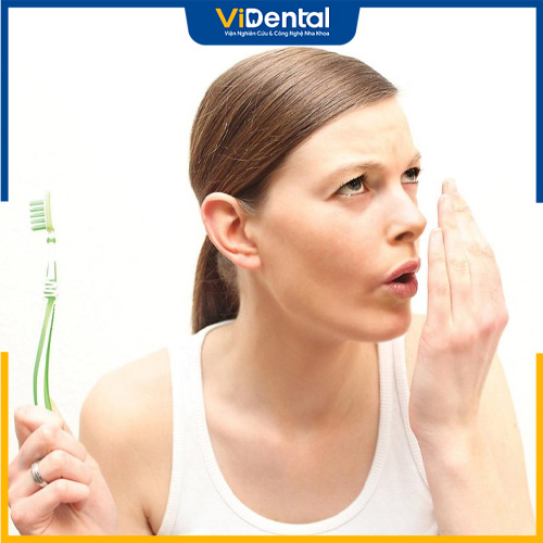 Vệ sinh răng miệng kém tăng khả năng miệng có mùi khó chịu