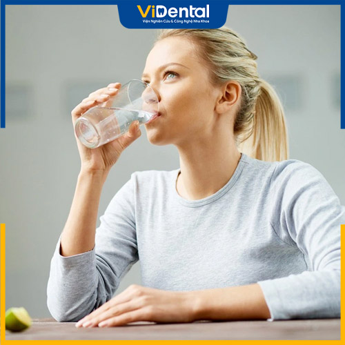 Uống nhiều nước tránh tình trạng khô miệng