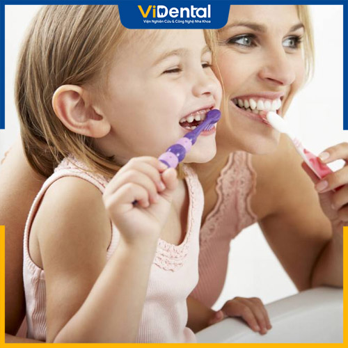 Nên vệ sinh răng miệng hàng ngày để giảm các triệu chứng