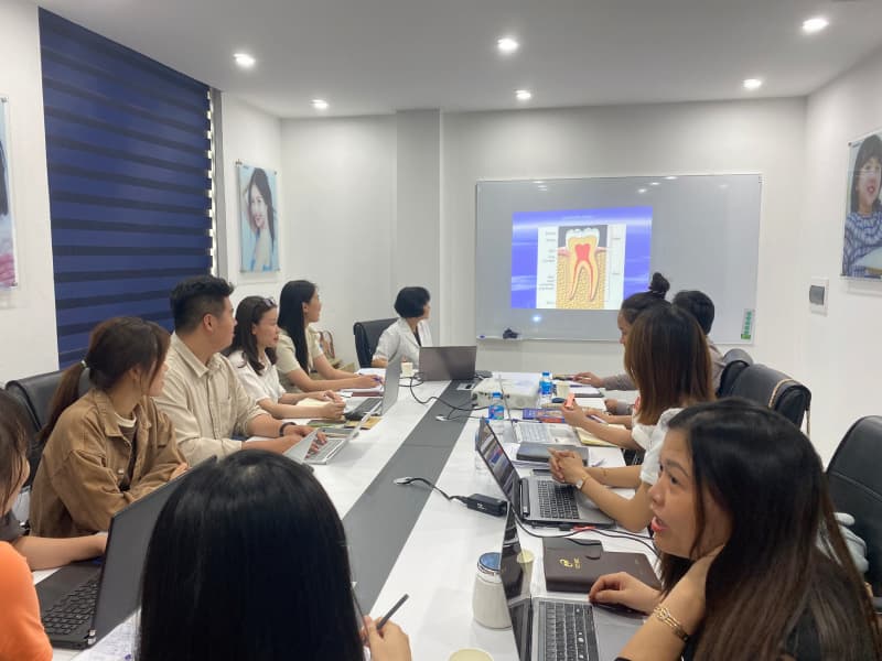 Bác sĩ CKII Thái Nguyễn đã chia sẻ nhiều kiến thức nha khoa tổng quát hữu ích với đội ngũ chuyên viên và tư vấn viên tại Nha khoa ViDental