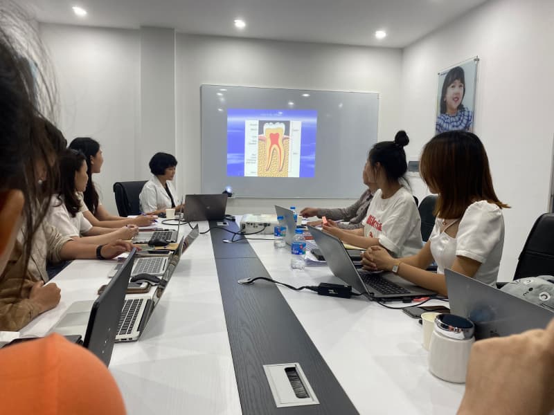 BS CKII Thái Nguyễn - Giám đốc chuyên môn Nha khoa ViDental đã trực tiếp đứng lớp trong buổi đào tạo về nha khoa tổng quát 