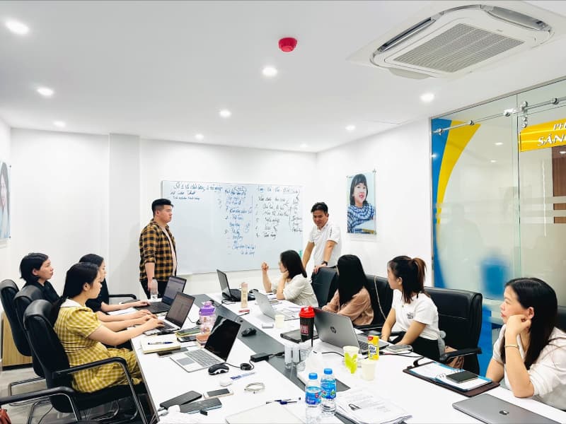 Ông Nguyễn Văn Bằng (áo trắng, phía bên phải) - đại diện Nha khoa ViDental chia sẻ, trao đổi các vấn đề về dịch vụ khách hàng