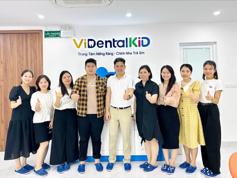 Ông Nguyễn Văn Bằng và đội ngũ chuyên viên, chăm sóc viên, tư vấn viên của ViDental quyết tâm mang đến chất lượng dịch vụ khách hàng tốt nhất