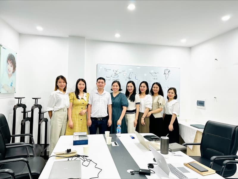 Bác sĩ Quang Anh (người đứng giữa các chuyên viên tư vấn nữ) trực tiếp chia sẻ về chuyên môn phục hình sứ trên Implant