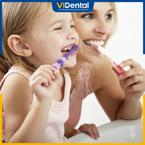 Phụ huynh nên hướng dẫn con vệ sinh răng miệng hàng ngày