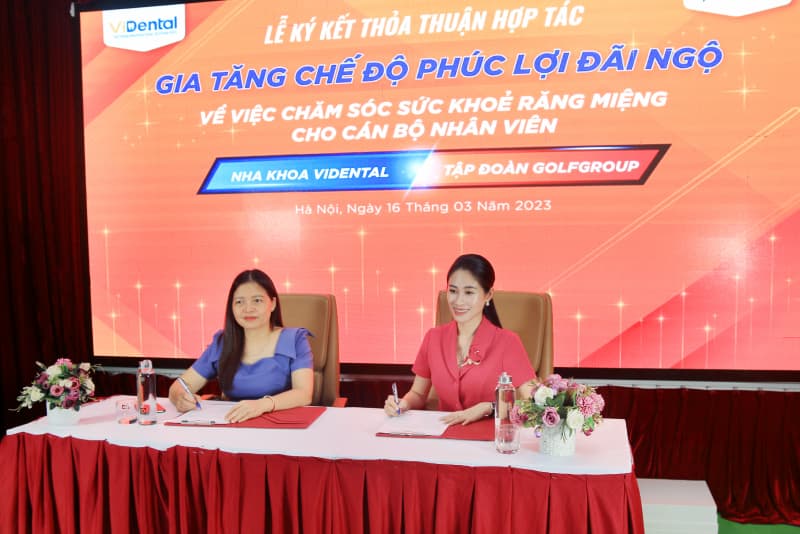 Bà Vũ Kim Dung (bên phải) - Chủ tịch HĐQT tập đoàn GolfGroup và bà Nguyễn Lan Anh (bên trái) - Giám đốc điều hành Nha khoa ViDental 