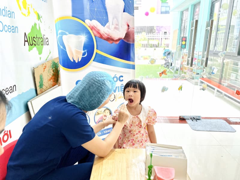 Các bé được thăm khám nha khoa tổng quát và chẩn đoán tình trạng răng hiện tại