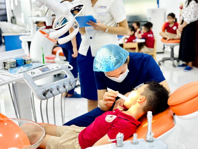 Quá trình các bác sĩ, kỹ thuật viên thăm khám sẽ giúp phát hiện các vấn đề về răng miệng cho bé