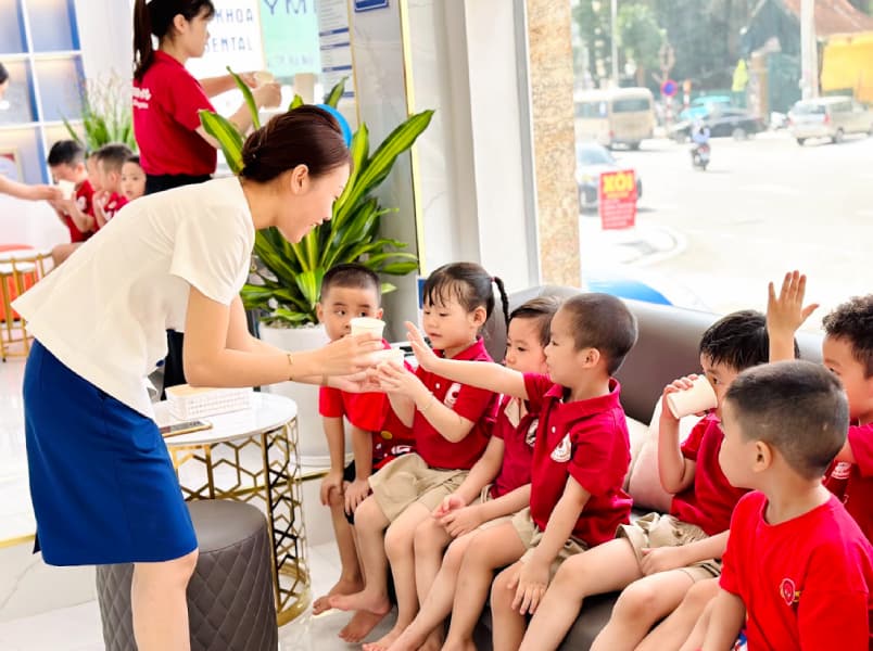 Nha khoa ViDental và trường Mầm non Bách Việt kết hợp tổ chức thăm khám tổng quát cho các bé