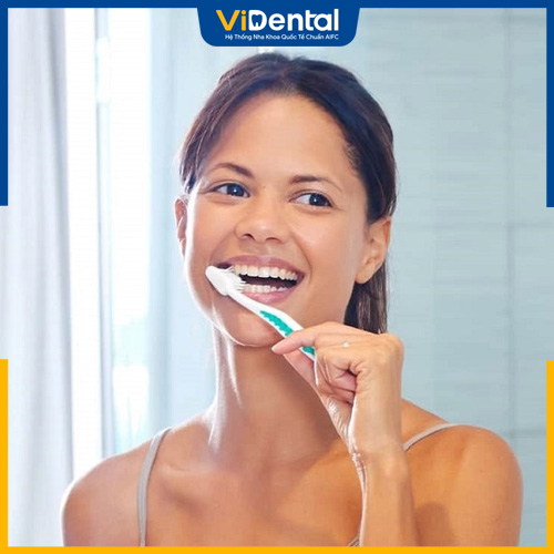 Cẩn thận khi vệ sinh răng miệng để tránh làm chảy máu 