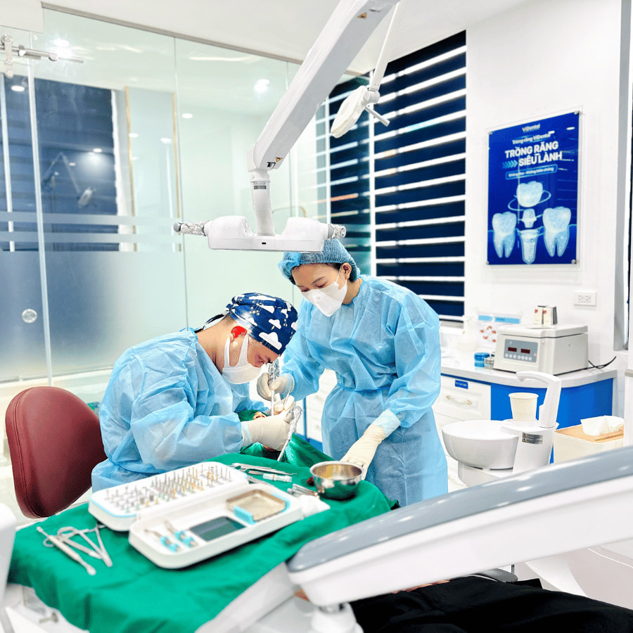 Chú Hanh được bác sĩ Quang Anh cấy ghép Implant tại nha khoa ViDental
