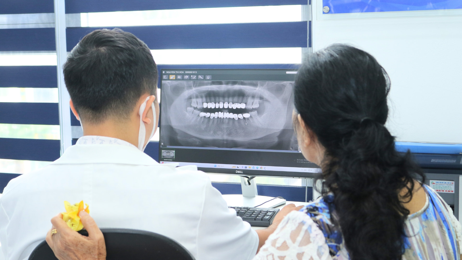 Khách hàng được nghe tư vấn từ chuyên gia implant