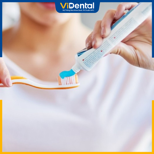 Cách vệ sinh răng miệng sau khi phun môi sai cách có thể gây một số tác hại