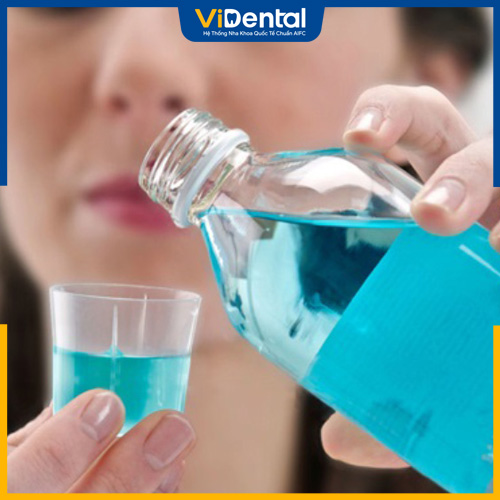 Chỉ đánh răng nhẹ nhàng và nên súc miệng thường xuyên