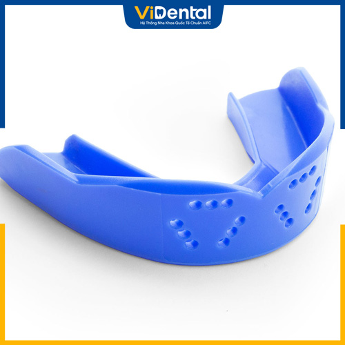 Sử dụng mouthguard là mẹo chữa nghiến răng khi ngủ ở người lớn thường dùng