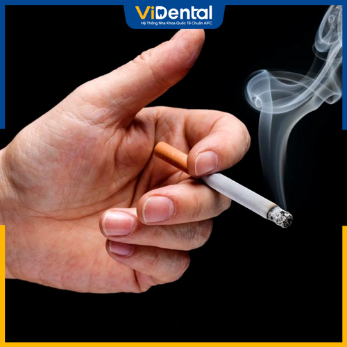 Hút thuốc là là yếu tố gây đen kẽ răng thường gặp