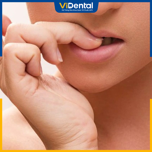 Thói quen cắn móng tay dễ gây thưa răng cửa